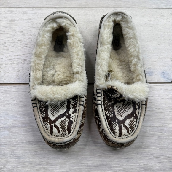 UGG Brown and Cream Cozy Slippers with Plush Lining - Picture 5 of 6